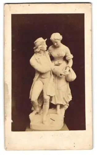 Fotografie unbekannter Fotograf und Ort, Statue: Hermann und Dorothea nach Cauer