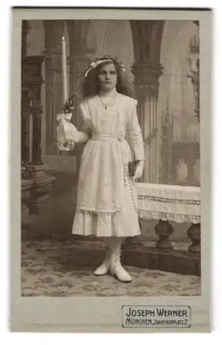 Fotografie Joseph Werner, München, Isarthorplatz 2, Mädchen zu ihrer Kommunion mit Kerze im weissen Kleid