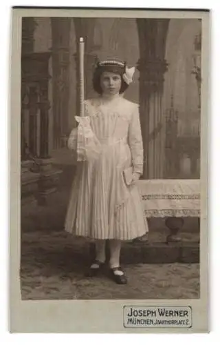 Fotografie Joseph Werner, München, Isarthorplatz 2, niedliches Mädchen zu Konfirmation im Kleid mit Kerze