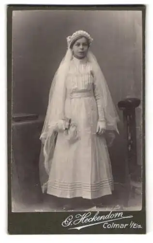 Fotografie G. Heckendorn, Colmar i. Els., junges französiches Mädchen zur Kommunion im weissen Kleid mit Schleier