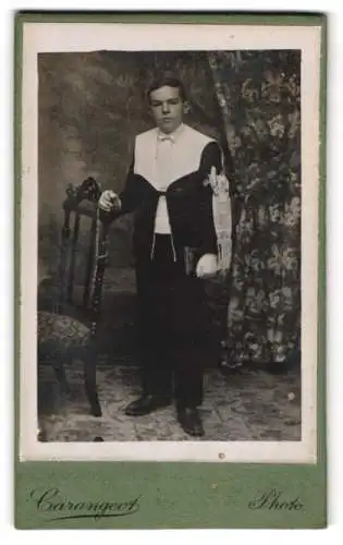 Fotografie Carangeot, Reims, junger französicher Knabe im Anzug mit Armbinde zur Kommunion