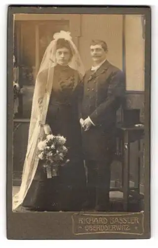 Fotografie Richard Bassler, Oberoderwitz, Brautpaar im schwarzen Hochzeitskleid und im Anzug nebst Zylinder