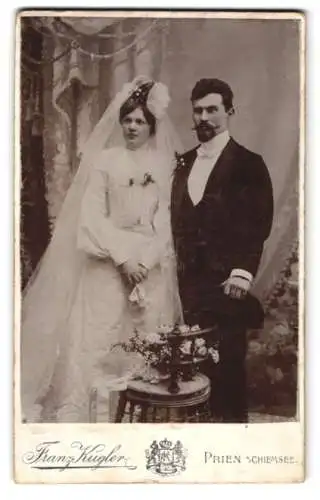 Fotografie Franz Kugler, Prien a. Chiemsee, bayerisches Hochzeitspaar im Hochzeitskleid und Frack