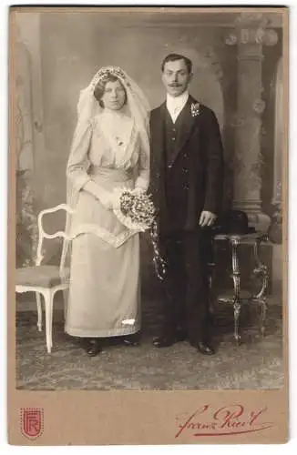 Fotografie Franz Riedl, Wien, junges Hochzeitspaar im Brautkleid und im Anzug, Brautstrauss