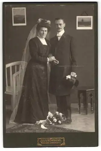 Fotografie Julius Einsiedel, München, Wienerplatz 2, bayer. Hochzeitspaar Schönwetter im schwarzen Brautkleid und Anzug