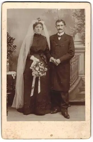 Fotografie Martin Schnerr, Marktbreit, Hochzeitspaar im schwarzen Brautkleid und Anzug mit Brautstrauss