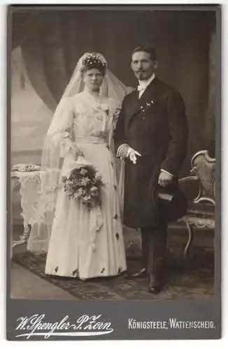 Fotografie W. Spengler - P. Zorn, Königsteele, Brautpaar im Hochzeitskleid und im Anzug mit Zylinder