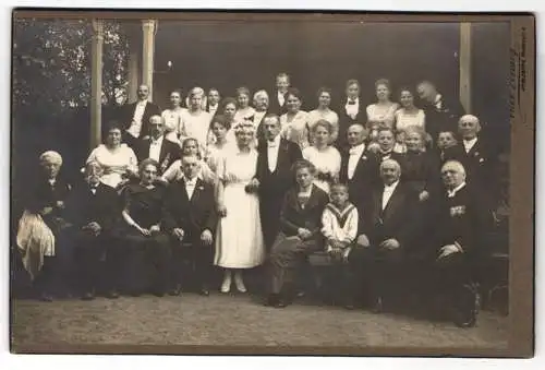 Fotografie Max Zeisig, Perleberg, Hochzeitsgesellschaft mit Brautpaar im Hochzeitskleid, Gäste