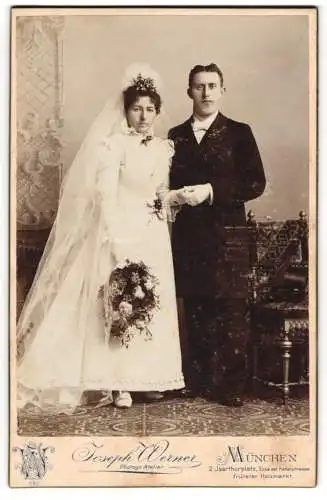 Fotografie Joseph Werner, München, junges bayerisches Brautpaar im Hochzeitskleid und Anzug mit Brautsrauss