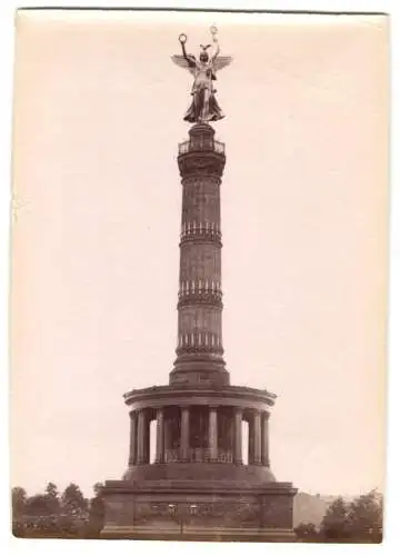 Fotografie F. Albert, Berlin, Ansicht Berlin, die Siegessäule (Goldesel) am Königsplatz, Trockenstempel