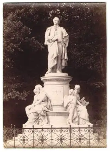 Fotografie F. Albert, Berlin, Ansicht Berlin, das Goethedenkmal am Schauspielhaus, Trockenstempel