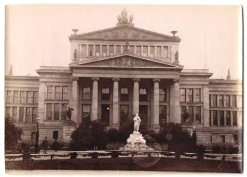 Fotografie F. Albert, Berlin, Ansicht Berlin, das königliche Schauspielhaus am Gendarmenmarkt, Trockenstempel