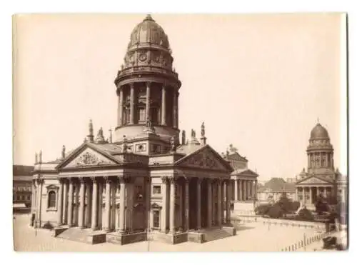 Fotografie F. Albert, Berlin, Ansicht Berlin, Deutscher und Französicher Dom am Gendarmenmarkt, Trockenstempel