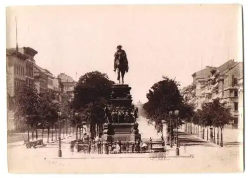 Fotografie Fotograf unbekannt, Berlin, Ansicht Berlin, Denkmal der Alte Fritz auf der Strasse Unter den Linden