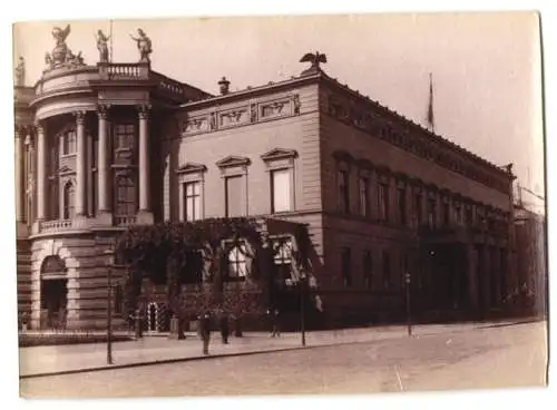 Fotografie F. Albert, Berlin, Ansicht Berlin, Palais Kaiser Wilhelm Unter den Linden, Trockenstempel