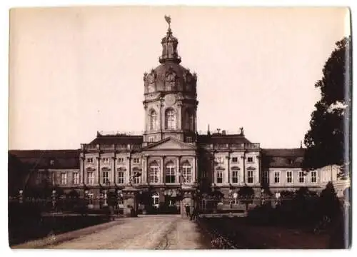 Fotografie F. Albert, Berlin, Ansicht Berlin, Blick auf das Schloss Charlottenburg, Trockenstempel