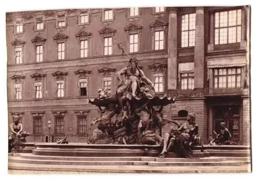 Fotografie unbekannter Fotograf, Ansicht Berlin, der Neptunbrunnen vor dem Schloss