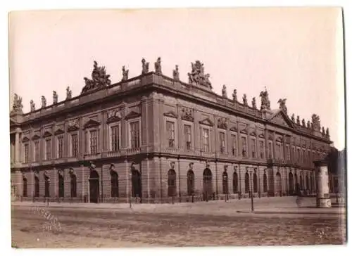 Fotografie F. Albert, Berlin, Ansicht Berlin, Strassenpartie am Zeughaus mit Litfasssäule, Trockenstempel