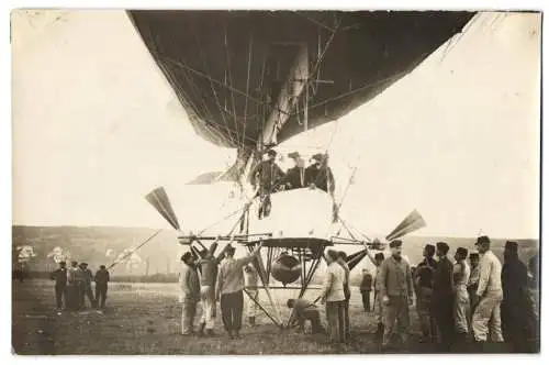 Fotografie M. Branger, Paris, Zeppelin, Soldaten und Flugschiffen beim Start eines franz. Zeppelin