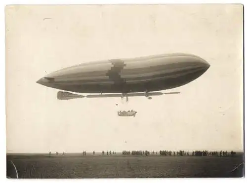 Fotografie M. Branger, Paris, Zeppelin, Le Gross aux manouyves militaires allemandes de Cologne