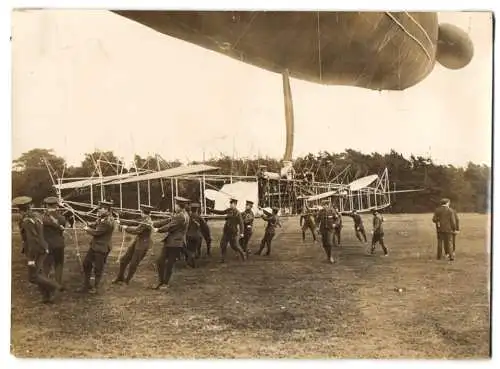 Fotografie unbekannter Fotograf und Ort, Soldaten Lufstschiffer halten Zeppelin am Boden