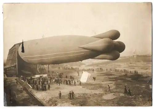 Fotografie unbekannter Fotograf und Ort, Zeppelin Clément-Bayard Luftschiff wird in Zeppelinhalle befördert