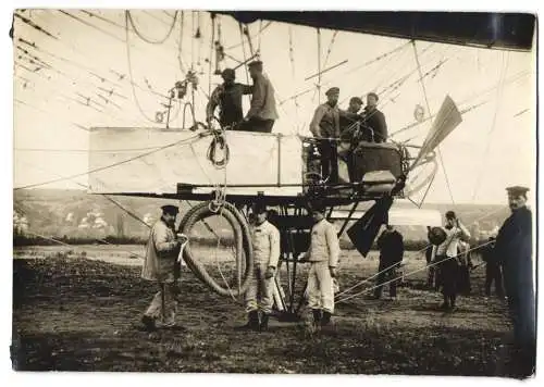 Fotografie M. Branger, Paris, Zeppelin Patrie vor dem Start mit Luftschiffern