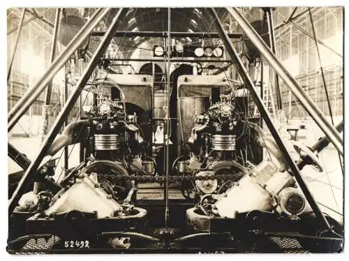 Fotografie M. Branger, Paris, les 2 moteurs 125 HP du nouveau dirigeable Clement-Bayard, Zeppelin