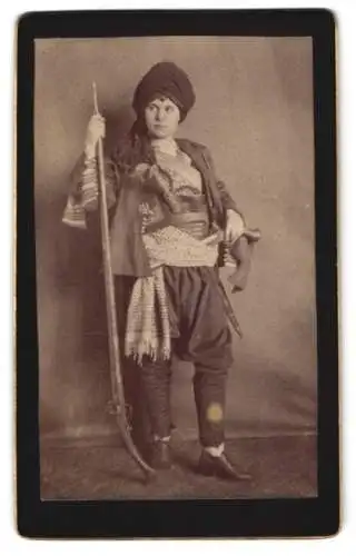 Fotografie unbekannter Fotograf und Ort, junge Frau als Osmanische Kriegerin mit Gewehr und Pistole am Gürtel