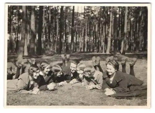Fotografie unbekannter Fotograf und Ort, junge Mädchen in Kleidern mit Jugendstil Frisuren liegen auf der Wiese im Wald
