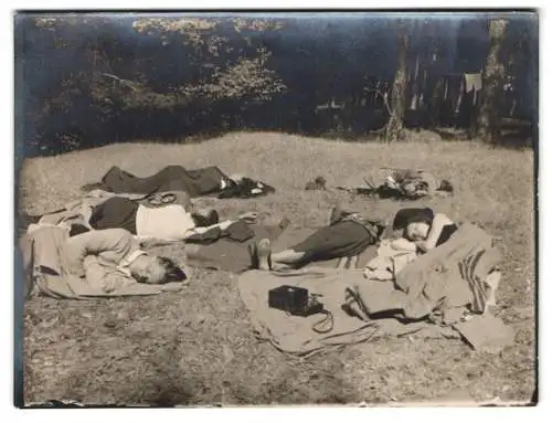 Fotografie unbekannter Fotograf und Ort, Schnappschuss Wanderer schlafen auf einer Wise