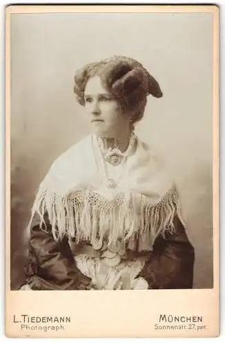 Fotografie L. Tiedemann, München, Portrait Käthi Bencker als Altmünchnerin