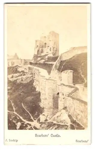 Fotografie J. Inskip, Scarboro, Ansicht Scarborough, Blick nach Scarboro Castle, Ruine