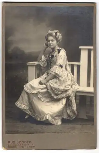Fotografie Rud. Löbner, München, hübsche junge Frau im Rüschenkleid mit toupierten Haaren wie im Barock, Fasching