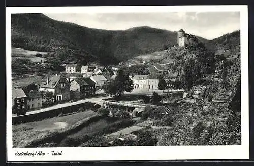 AK Kreuzberg /Ahr, Totalansicht mit Fluss, Burg und Strasse