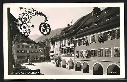 AK Feldkirch-Neustadt, Strassenansicht mit Gasthaus zur Sonne und Brunnen