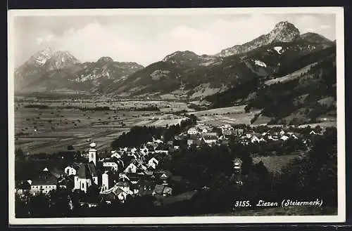 AK Liezen /Steiermark, Ortsansicht mit Kirche gegen die Berge
