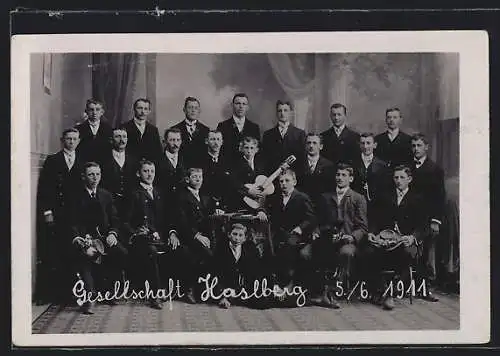 Foto-AK Kaindorf, Gesellschaft Haslberg mit Gitarre und Zither 1911