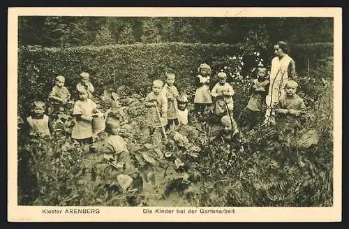 AK Arenberg, Kinder bei der Gartenarbeit im Kloster