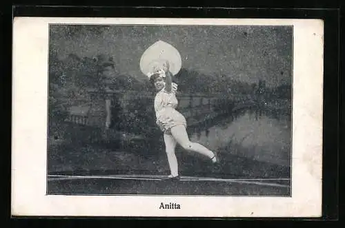 AK Liliputanerin Anitta auf einem Seil