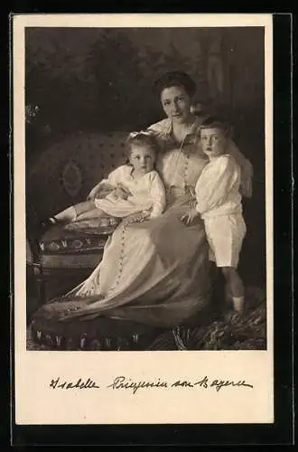 AK Prinzessin Isabelle von Bayern mit ihren Kindern im Arm