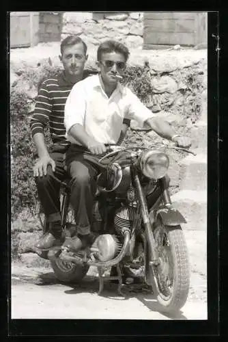 AK Zwei junge Männer auf einem Motorrad