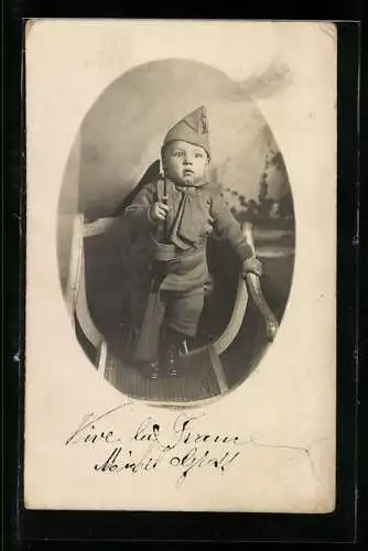AK Kleines französisches Kind in Uniform, Kriegspropaganda