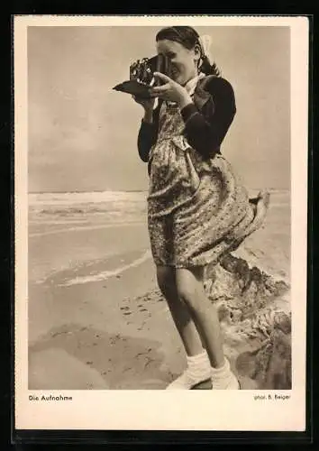 AK Mädchen im kurzen Kleid am Strand beim Fotografieren