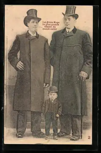 AK Riese Hugo mit 2m 30 mit einem Kind und einem anderem Riesen