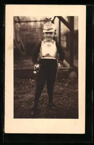 Foto-AK Kleiner Soldat in Uniform mit Helm