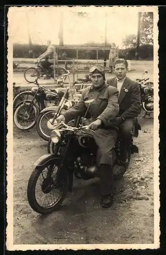 Foto-AK Motorrad DKW, Fahrer mit Schutzbrille und Beifahrer im Anzug