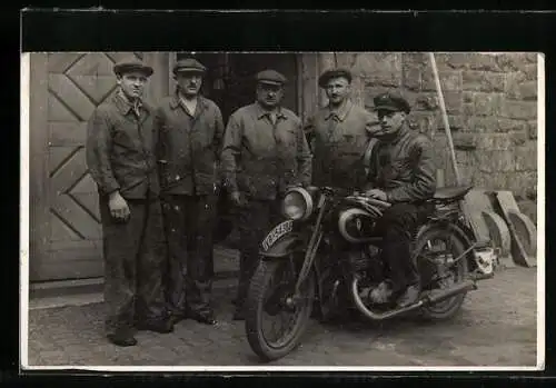 Foto-AK Motorrad DKW, Stolzer Besitzer nebst vier Männern