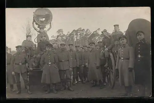Foto-AK Soldaten in Uniform vor einem Scheinwerfer