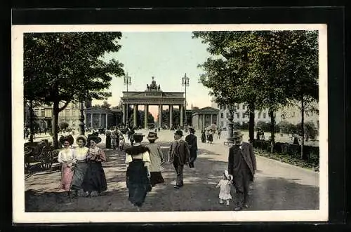 AK Berlin, Spaziergänger vor dem Brandenburgertor